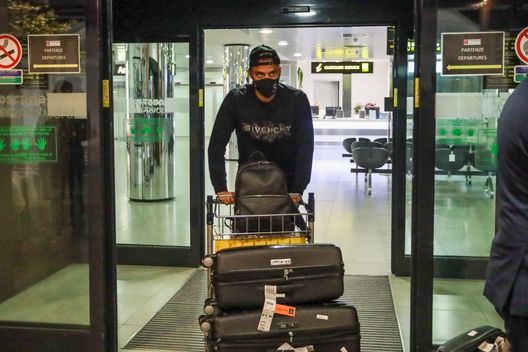 GERMOGLI PH: 27 GENNAIO 2022 FIRENZE AEROPORTO AMERIGO VESPUCCI PERETOLA ARRIVO DEL NUOVO GIOCATORE DELLA FIORENTINA ARTHUR CABRAL Cabral: il Palmeiras rinuncia alla percentuale sulla sua rivendita- immagine 2