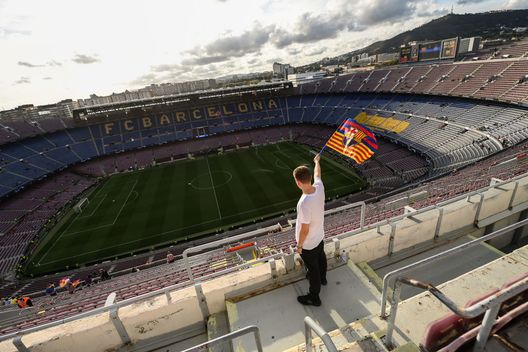 BARCELONA, SPAIN - OCTOBER 20: A Fan waves a FC Barcelona flag as he arrives at the stadium prior to the UEFA Champions League group E match between FC Barcelona and Dinamo Kiev at Camp Nou on October 20, 2021 in Barcelona, Spain. (Photo by David Ramos/Getty Images) Barça, Xavi ha dubbi su chi mandare in campo, il club a chi affidarsi per i lavori del Camp Nou - immagine 1