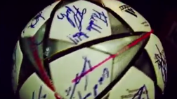 VIDEO / I compagni di CR7 firmano il pallone della tripletta. C’è una dedica che…