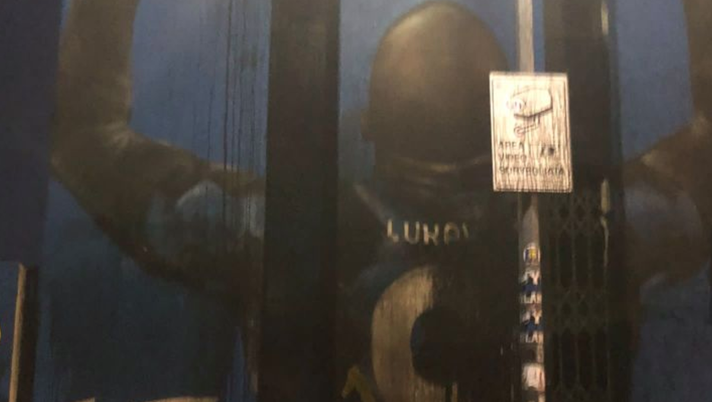 Lukaku, imbrattato il murale fuori San Siro. Curva Nord: &#8220;Ci avete rotto i c&#8230;&#8221; 