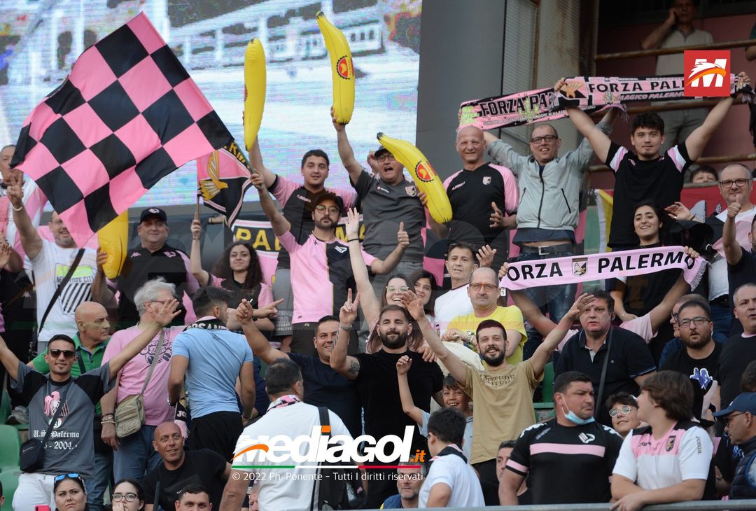 Fototifo, i tifosi allo stadio per Palermo-Feralpisaló 1-0 (gallery) - immagine 50