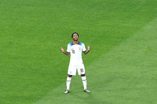 Inghilterra, Sterling lascia il Qatar: la sua famiglia ha subito una rapina a mano armata- immagine 2