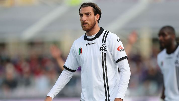 FLORENCE, ITALY - OCTOBER 31: Simone Bastoni of Spezia Calcio looks on during the Serie A match between ACF Fiorentina and Spezia Calcio at Stadio Artemio Franchi on October 31, 2021 in Florence, Italy. (Photo by Gabriele Maltinti/Getty Images) Cinque consigli Mantra per la 32ma giornata: da Simone Bastoni a Zakaria - immagine 1