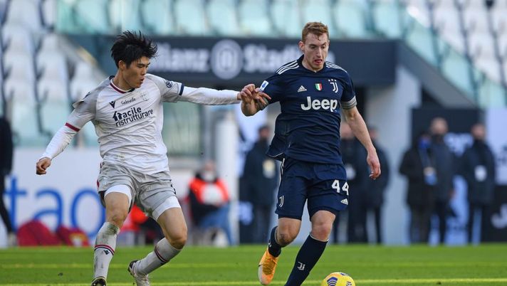 TURIN, ITALY - JANUARY 24: Dejan Kulusevski of Juventus is challenged by Takehiro Tomiyasu of Bologna FC during the Serie A match between Juventus and Bologna FC at Allianz Stadium on January 24, 2021 in Turin, Italy. (Photo by Juventus FC/Juventus FC via Getty Images) 