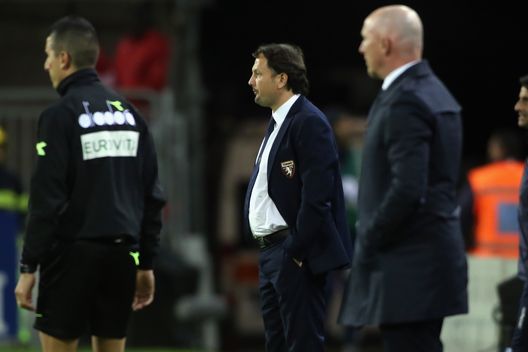  CAGLIARI, ITALY - NOVEMBER 26: Coach Nicolo Frustalupi looks on during the Serie A match between Cagliari and Torino FC at Sardegna Arena on November 26, 2018 in Cagliari, Italy. (Photo by Enrico Locci/Getty Images) 