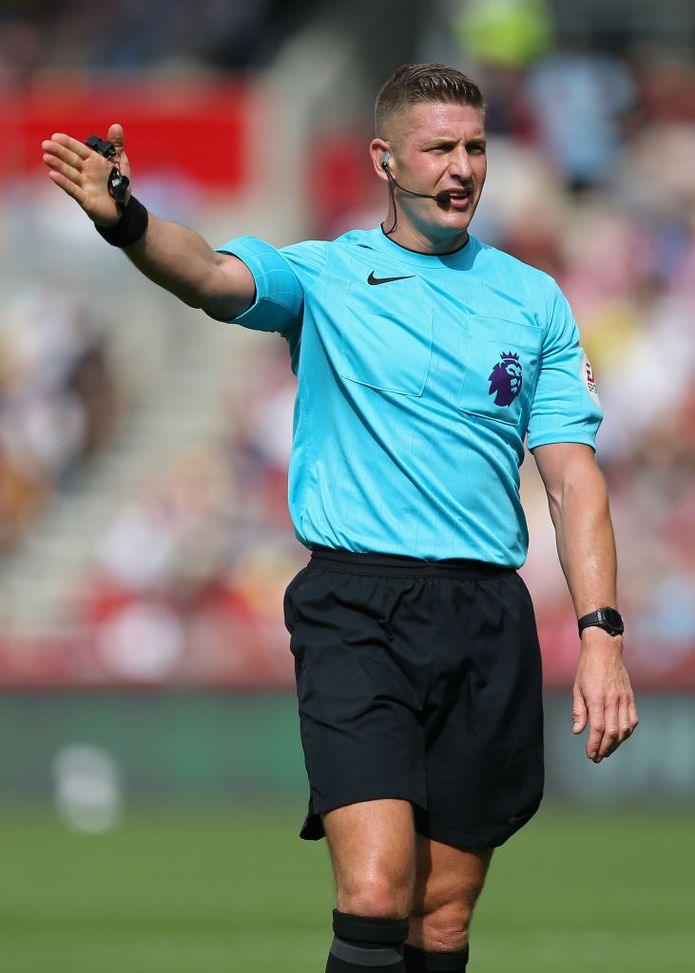 (Photo by Steve Bardens/Getty Images) Brentford-Leeds, l’arbitro va al VAR: un ragazzo gli offre dei soldi!- immagine 2