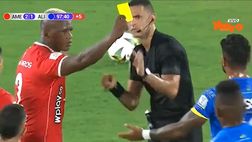 VIDEO/ L’arbitro perde il cartellino, il giocatore ammonisce per lui!