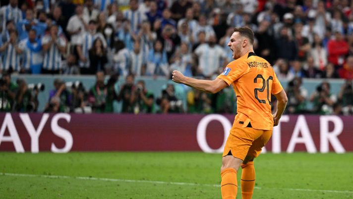 LUSAIL CITY, QATAR - DECEMBER 09: Teun Koopmeiners of Netherlands celebrates scoring the team's third penalty in the penalty shoot out during the FIFA World Cup Qatar 2022 quarter final match between Netherlands and Argentina at Lusail Stadium on December 09, 2022 in Lusail City, Qatar. (Photo by Matthias Hangst/Getty Images) KUPI E IL FRATELLINO