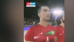 VIDEO / Iran, la nazionale non canta l’inno ed esulta mimando il taglio di capelli