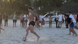 Milan, Ibrahimovic in vacanza a Miami: partitella in spiaggia | VIDEO