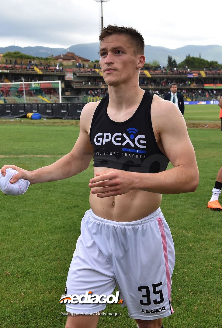  TERNI, ITALY - MAY 05: Radoslaw Murawski of US Città di Palermo celebrates the victory after the serie B match between Ternana Calcio and US Citta di Palermo at Stadio Libero Liberati on May 5, 2018 in Terni, Italy.  (Photo by Giuseppe Bellini/Getty Images) 