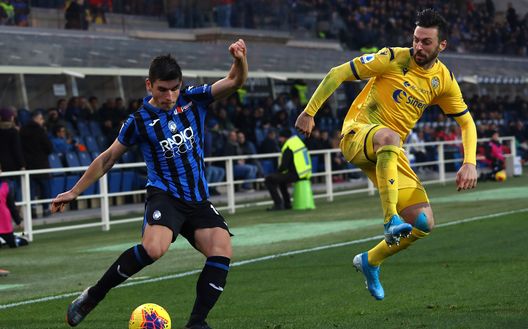 BERGAMO, ITALY - DECEMBER 07: Ruslan Malinovskyi of Atalanta BC competes for the ball with Samuel Di Carmine of Hellas Verona during the Serie A match between Atalanta BC and Hellas Verona at Gewiss Stadium on December 7, 2019 in Bergamo, Italy. (Photo by Marco Luzzani/Getty Images) BERGAMO, ITALY - DECEMBER 07: Ruslan Malinovskyi of Atalanta BC competes for the ball with Samuel Di Carmine of Hellas Verona during the Serie A match between Atalanta BC and Hellas Verona at Gewiss Stadium on December 7, 2019 in Bergamo, Italy. (Photo by Marco Luzzani/Getty Images)