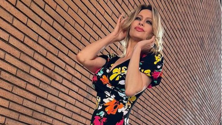 Anna Falchi in splendida forma: la showgirl indossa un vestito a tema primaverile - immagine 1