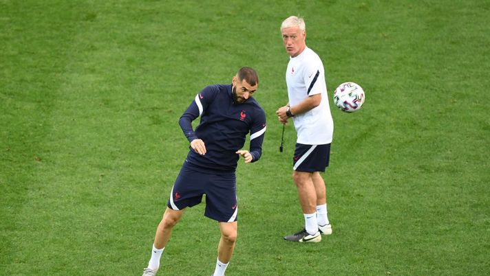 BUCHAREST, ROMANIA - JUNE 27: Karim Benzema of France heads the ball as Didier Deschamps, Head Coach of France looks on during the Switzerland Training Session ahead of the UEFA Euro 2020 Round of 16 match between France and Switzerland at National Arena on June 27, 2021 in Bucharest, Romania. (Photo by Mihai Barbu - Pool/Getty Images) Dalla Spagna un retroscena sulla vicenda Benzema: poteva rientrare agli ottavi ma è stato mandato via - immagine 1