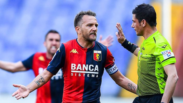 GENOA, ITALY - APRIL 24: Domenico Criscito of Genoa (C) complains with Italian referee Gianluca Manganiello after he has disallowed a goal scored by Goran Pandev of Genoa during the Serie A match between Genoa CFC and Spezia Calcio at Stadio Luigi Ferraris on April 24, 2021 in Genoa, Italy. (Photo by Getty Images) NEWS – Criscito, brutte notizie! Osimhen, Luis Alberto, l’emergenza Roma e Belotti nervoso- immagine 1
