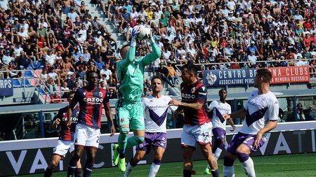 BOLOGNA, ITALY - SEPTEMBER 11: Goalkeeper Lukasz Skorupsh of Bologna FC in action during the Serie A match between Bologna FC and ACF Fiorentina at Stadio Renato Dall'Ara on September 11, 2022 in Bologna, Italy. (Photo by Mario Carlini / Iguana Press/Getty Images)