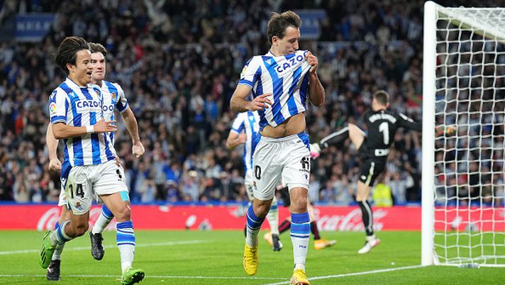 SAN SEBASTIAN, SPAIN - JANUARY 14: Mikel Oyarzabal of Real Sociedad celebrates after scoring the team's third goal from a penalty with teammates during the LaLiga Santander match between Real Sociedad and Athletic Club at Reale Arena on January 14, 2023 in San Sebastian, Spain. (Photo by Juan Manuel Serrano Arce/Getty Images) Non si placa la rabbia post derby all’Athletic Bilbao: “Espulsione ingiusta” - immagine 1
