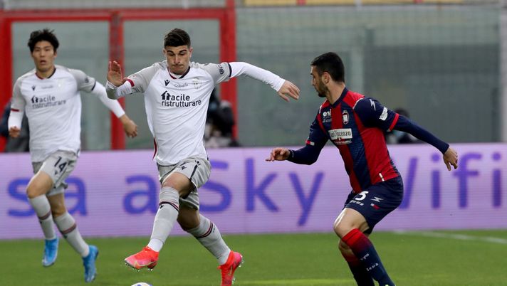 CROTONE, ITALY - MARCH 20: Giuseppe Cuomo of Crotone competes for the ball with Riccardo Orsolini of Bologna during the Serie A match between FC Crotone and Bologna FC at Stadio Comunale Ezio Scida on March 20, 2021 in Crotone, Italy. (Photo by Maurizio Lagana/Getty Images) CROTONE, ITALY - MARCH 20: Giuseppe Cuomo of Crotone competes for the ball with Riccardo Orsolini of Bologna during the Serie A match between FC Crotone and Bologna FC at Stadio Comunale Ezio Scida on March 20, 2021 in Crotone, Italy. (Photo by Maurizio Lagana/Getty Images)