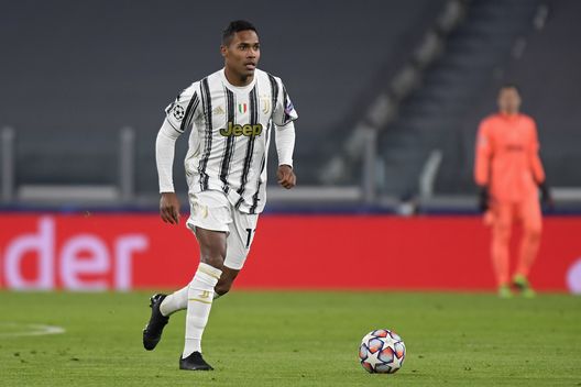 Alex Sandro in azione con la Juventus nel corso di questa stagione Alex Sandro in azione con la Juventus nel corso di questa stagione