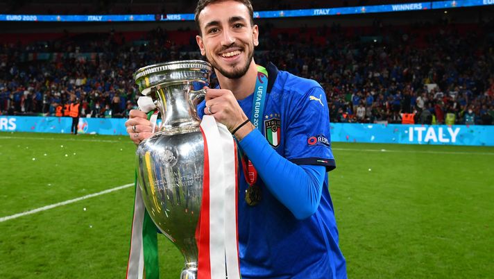 LONDON, ENGLAND - JULY 11: Gaetano Castrovilli of Italy celebrates with The Henri Delaunay Trophy following his team's victory in the UEFA Euro 2020 Championship Final between Italy and England at Wembley Stadium on July 11, 2021 in London, England. (Photo by Claudio Villa/Getty Images) 