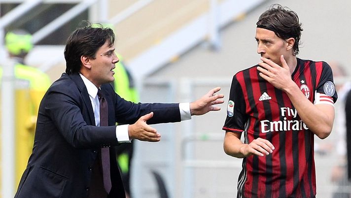 Vincenzo Montella dà indicazioni a Riccardo Montolivo durante Milan-Udinese (credits: GETTY Images) 