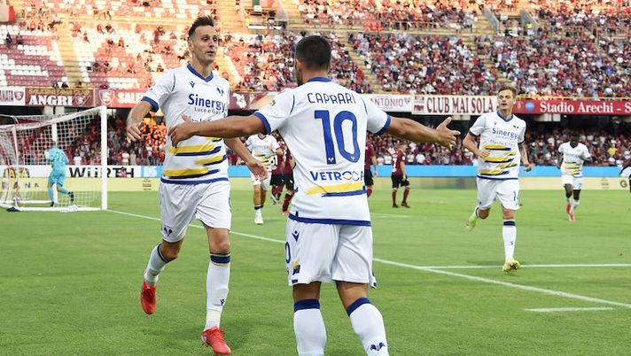 SALERNO, ITALY - SEPTEMBER 22: Gianluca Caprari and Nikola Kalinic of Hellas Verona FC celebrate the 0-1 goal scored by Nikola Kalinic during the Serie A match between US Salernitana v Hellas Verona FC at Stadio Arechi on September 22, 2021 in Salerno, Italy. (Photo by Francesco Pecoraro/Getty Images) Verona, dalla difesa a Tameze e Kalinic in pole: le ultime sulla formazione - immagine 1