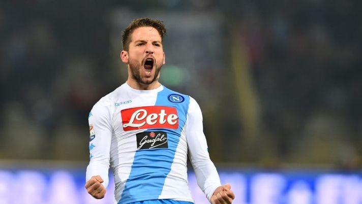Napoli's forward from Belgium Dries Mertens celebrates after scoring a free kick during the Italian Serie A football match Bologna vs Napoli at 'Renato Dall'Ara Stadium' in Bologna on February 4, 2017. / AFP / GIUSEPPE CACACE (Photo credit should read GIUSEPPE CACACE/AFP/Getty Images) Sette buone notizie per il fantacalcio in vista della prossima giornata - immagine 1
