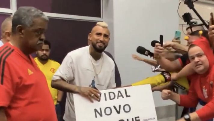 Inter, sempre più vicina la cessione di Vidal: l’arrivo in aeroporto per la firma col Flamengo Inter, sempre più vicina la cessione di Vidal: l’arrivo in aeroporto per la firma col Flamengo - immagine 1