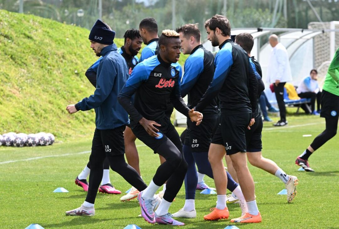 GALLERY I calciatori del Napoli concentrati in allenamento: sguardo puntato al Milan - immagine 2