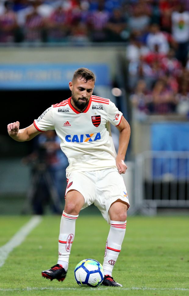 SALVADOR, BRAZIL - SEPTEMBER 29: Leo Duarte of Flamengo controls the ball during a match between Bahia and Flamengo as part of Brasileirao Series A 2018 at Arena Fonte Nova on September 29, 2018 in Salvador, Brazil. (Photo by Felipe Oliveira/Getty Images) 