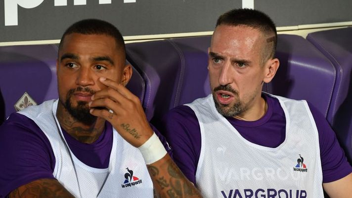 Fiorentina's Ghanaian forward Kevin-Prince Boateng (L) Fiorentina's French forward Franck Ribery attend on the substitutes' bench the Italian Serie A football match Fiorentina vs Napoli on August 24, 2019 at the Artemio-Franchi stadium in Florence. (Photo by Andreas SOLARO / AFP) (Photo credit should read ANDREAS SOLARO/AFP/Getty Images) Fiorentina, Montella e la formazione già decisa per la Lazio: da Dalbert a Ribery - immagine 1