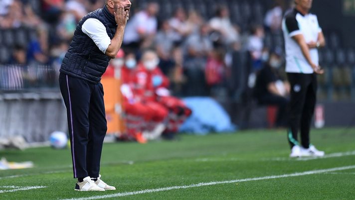 UDINE, ITALY - SEPTEMBER 26: Vincenzo Italiano head coach of ACF Fiorentina issues instructions to his players during the Serie A match between Udinese Calcio and ACF Fiorentina at Dacia Arena on September 26, 2021 in Udine, Italy. (Photo by Alessandro Sabattini/Getty Images) 