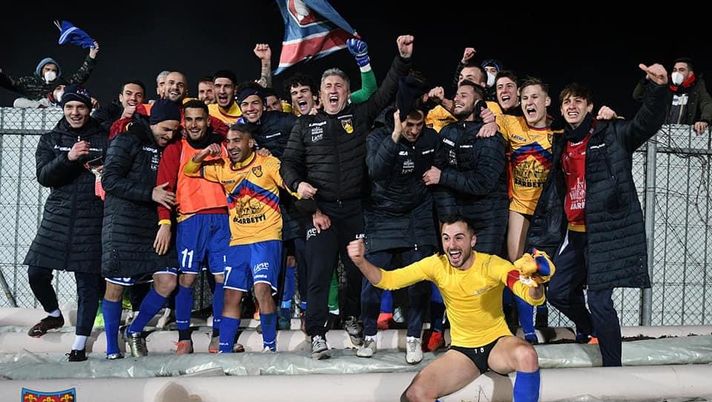 L'incredibile esultanza del Gubbio per la storica vittoria sul Perugia 