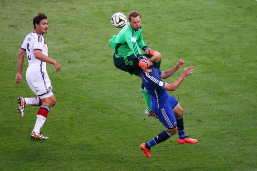 RIO DE JANEIRO, BRAZIL - JULY 13: Goalkeeper Manuel Neuer of Germany collides with Gonzalo Higuain of Argentina during the 2014 FIFA World Cup Brazil Final match between Germany and Argentina at Maracana on July 13, 2014 in Rio de Janeiro, Brazil. (Photo by Robert Cianflone/Getty Images) RIO DE JANEIRO, BRAZIL - JULY 13: Goalkeeper Manuel Neuer of Germany collides with Gonzalo Higuain of Argentina during the 2014 FIFA World Cup Brazil Final match between Germany and Argentina at Maracana on July 13, 2014 in Rio de Janeiro, Brazil. (Photo by Robert Cianflone/Getty Images)
