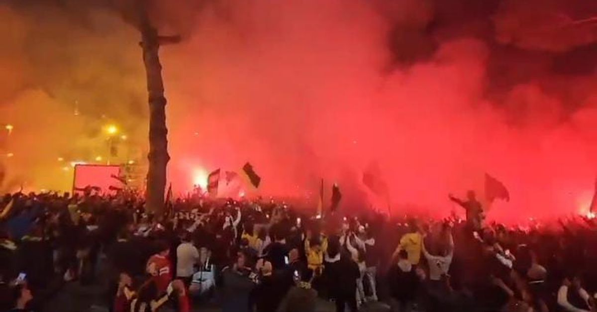 Juve Stabia In Serie B: Tifosi In Piazza Per Festeggiare Lo Storico ...