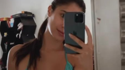 Ines Trocchia appena sveglia manda in tilt il web. Décolleté da urlo per la modella