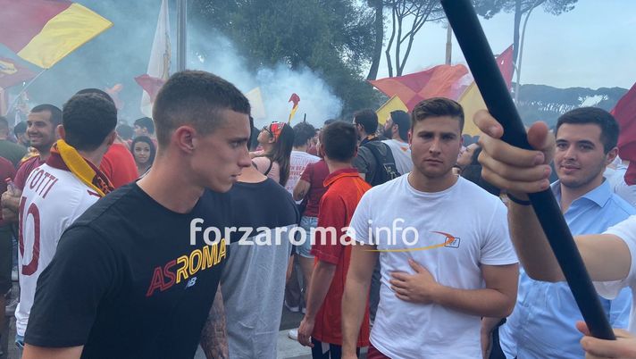 Roma, anche Calafiori in piazza per festeggiare la vittoria in Conference League - immagine 1