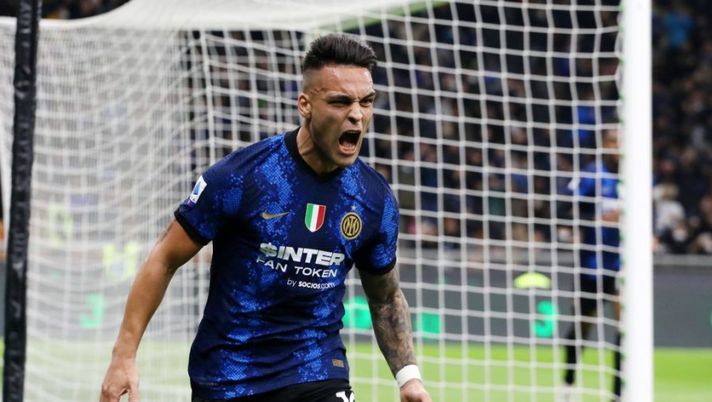 MILAN, ITALY - MARCH 04: Lautaro Martinez of FC Internazionale celebrates after scoring their team's first goal during the Serie A match between FC Internazionale and US Salernitana at Stadio Giuseppe Meazza on March 04, 2022 in Milan, Italy. (Photo by Marco Luzzani/Getty Images) Lautaro: “Il gol mi mancava, parlo tanto con mia moglie ed ero triste. L’abbraccio a Inzaghi…” - immagine 1