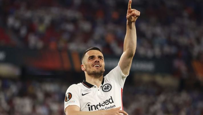 SEVILLE, SPAIN - MAY 18: Filip Kostic of Eintracht Frankfurt celebrates after their sides victory during the UEFA Europa League final match between Eintracht Frankfurt and Rangers FC at Estadio Ramon Sanchez Pizjuan on May 18, 2022 in Seville, Spain. (Photo by Maja Hitij/Getty Images) Gazzetta: “Kostic alla Juve, vicini al traguardo: ora i dettagli e poi arriverà” - immagine 1