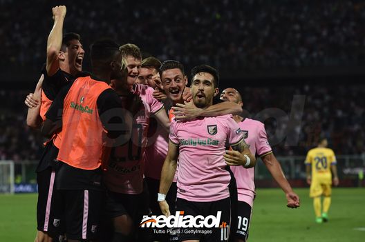 PALERMO, ITALY - JUNE 13: Players of Palermo celebrate after Emanuele Terranova of Frosinone scoring an own goal during the serie B playoff match final between US Citta di Palermo and Frosinone Calcio at Stadio Renzo Barbera on June 13, 2018 in Palermo, Italy. (Photo by Tullio M. Puglia/Getty Images) Palermo-Frosinone, la doppia finale playoff 2018: bivio Coronado, Stellone e Longo…- immagine 3