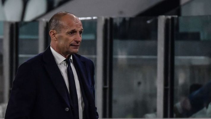 Juventus' Italian head coach Massimiliano Allegri reacts during the Italian Serie A football match between Juventus and Inter on April 03, 2022 at the Juventus stadium in Turin. (Photo by Filippo MONTEFORTE / AFP) (Photo by FILIPPO MONTEFORTE/AFP via Getty Images) Allegri: “Stiramento al collaterale per Locatelli: quanto sta fuori! Così ho visto Vlahovic, Zakaria…” - immagine 1