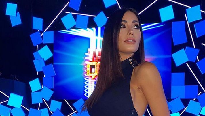 Federica Nargi, l’ultimo outfit è da urlo: lungo abito nero e spacco vertiginoso - immagine 1