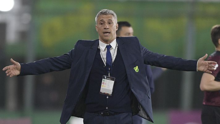 BUENOS AIRES, ARGENTINA - SEPTEMBER 23: Hernan Crespo coach of Defensa y Justicia shouts instructions to his players during a group G match of Copa CONMEBOL Libertadores between Defensa y Justicia and Olimpia at Norberto Tomaghello Stadium on September 23, 2020 in Florencio Varela,Buenos Aires, Argentina. (Photo by Juan Mabromata - Pool/Getty Images) BUENOS AIRES, ARGENTINA - SEPTEMBER 23: Hernan Crespo coach of Defensa y Justicia shouts instructions to his players during a group G match of Copa CONMEBOL Libertadores between Defensa y Justicia and Olimpia at Norberto Tomaghello Stadium on September 23, 2020 in Florencio Varela,Buenos Aires, Argentina. (Photo by Juan Mabromata - Pool/Getty Images)