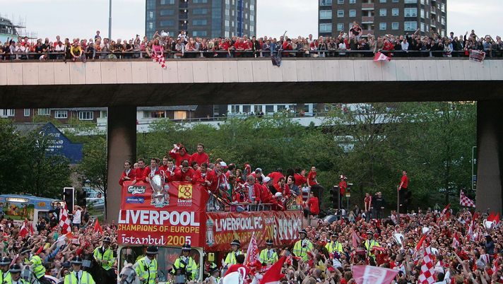 LIVERPOOL, ENGLAND - MAY 26: The team bus approaches St George's Square during the homecoming victory parade through the streets of Liverpool on May 26, 2005 in Liverpool, England. Liverpool defeated AC Milan in a penalty shoot out 3-2 to win the UEFA Champions League final. (Photo by Laurence Griffiths/Getty Images) La parata…dei rimpianti? Liverpool prepara i festeggiamenti, si faranno anche perdendo Premier e Champions! - immagine 1