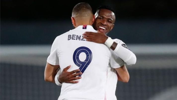 L'abbraccio fra Benzema e Vinicius rilanciato dal 9 del Real Madrid L'abbraccio fra Benzema e Vinicius rilanciato dal 9 del Real Madrid