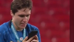 Euro 2020 – Italia, la telefonata di Chiesa: “Chiama mamma” | VIDEO