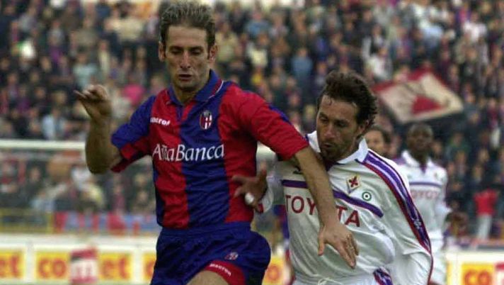 04 Nov 2001: Maurizio Ganz of Fiorentina and Marcello Castellini of Bologna in action during the Serie A match between Bologna and Fiorentina, played at the Renato Dall''Ara Stadium, Bologna . DIGITAL IMAGE Mandatory Credit: Grazia Neri/ALLSPORT Castellini: “Arnautovic non si cede. Bologna, serve partire bene”- immagine 1