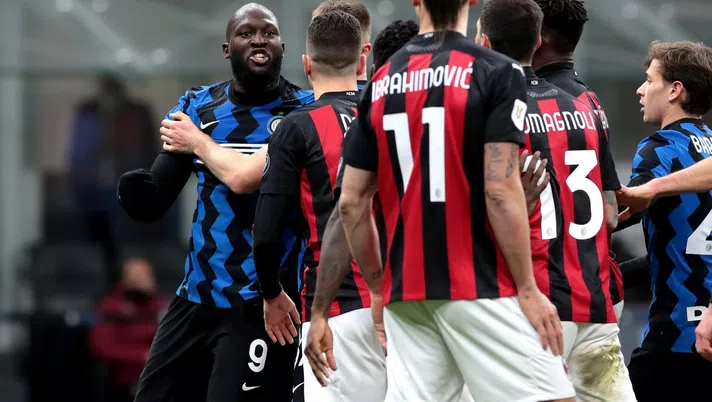 Romelu Lukaku (attaccante Inter) si scaglia contro Zlatan Ibrahimovic (attaccante AC Milan) durante il derby di Coppa Italia 2020-2021 | News (Getty Images)