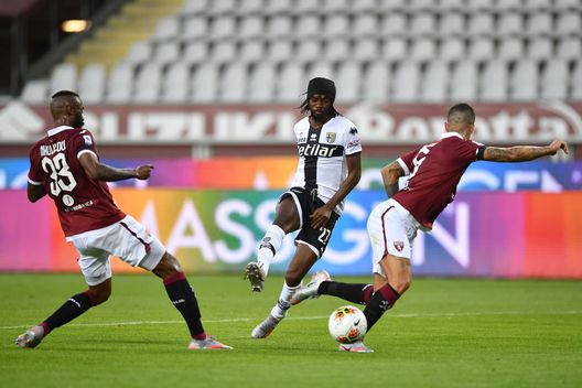 TURIN, ITALY - JUNE 20:  Gervinho (C) of Parma Calcio kicks the ball during the Serie A match between Torino FC and  Parma Calcio at Stadio Olimpico di Torino on February 23, 2020 in Turin, Italy.  (Photo by Valerio Pennicino/Getty Images) 