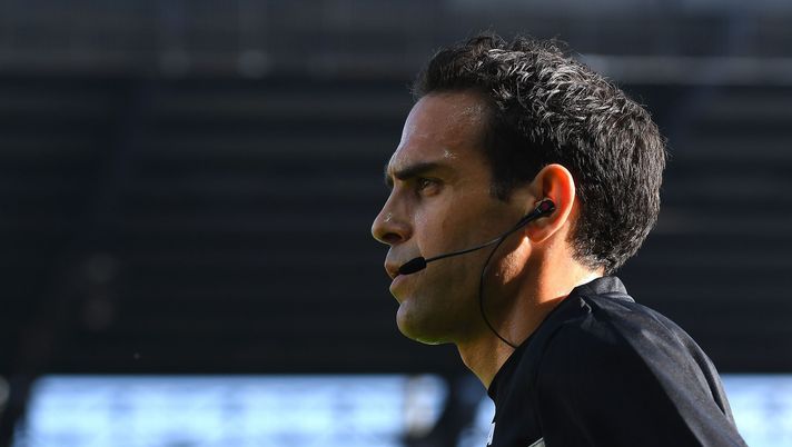 PARMA, ITALY - OCTOBER 25: Referee Valerio Marini during the Serie A match between Parma Calcio and Spezia Calcio at Stadio Ennio Tardini on October 25, 2020 in Parma, Italy. (Photo by Alessandro Sabattini/Getty Images) PARMA, ITALY - OCTOBER 25: Referee Valerio Marini during the Serie A match between Parma Calcio and Spezia Calcio at Stadio Ennio Tardini on October 25, 2020 in Parma, Italy. (Photo by Alessandro Sabattini/Getty Images)